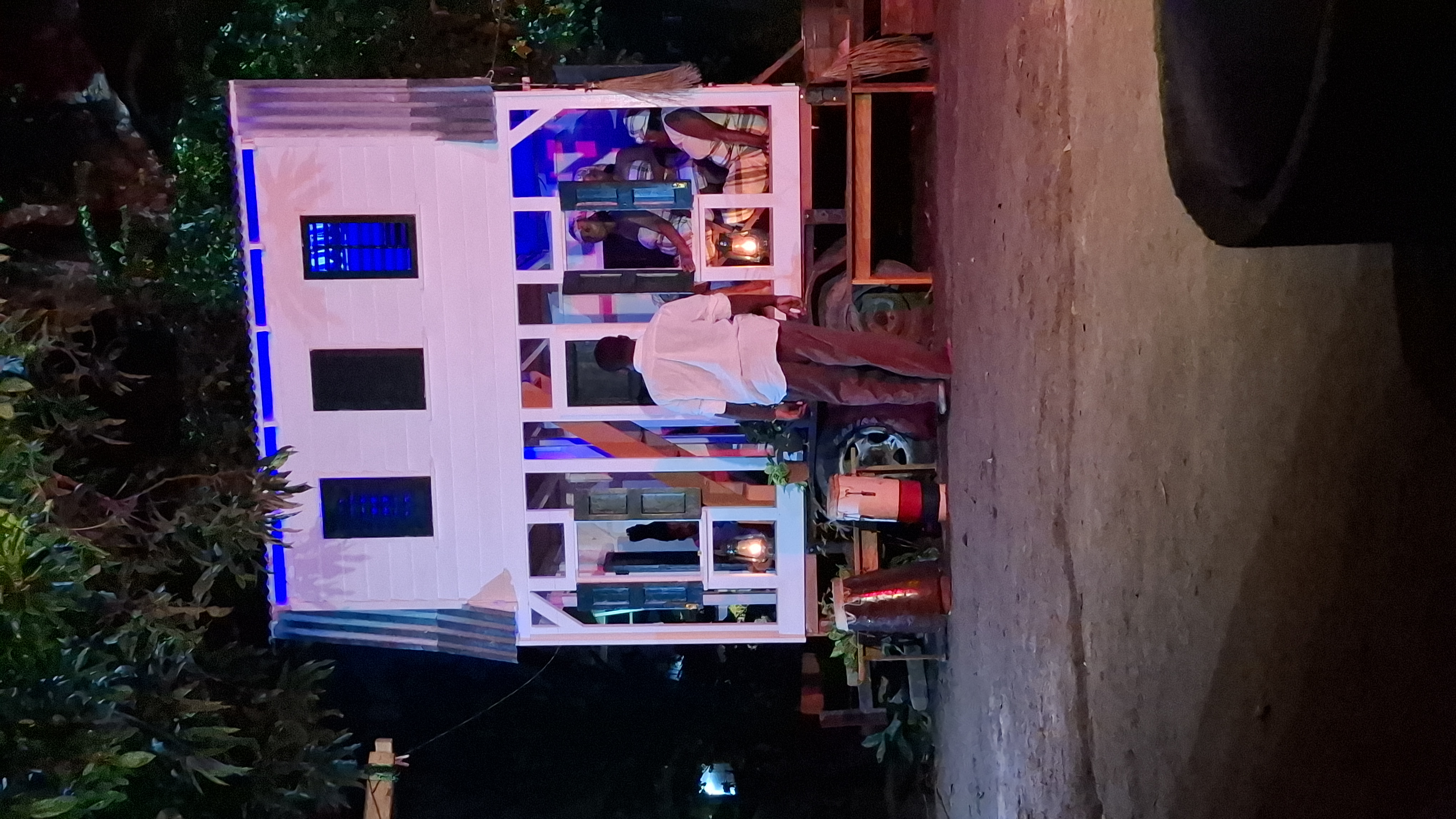 Een scene uit Oso Tori Oso met spelers van NAKS Theater 