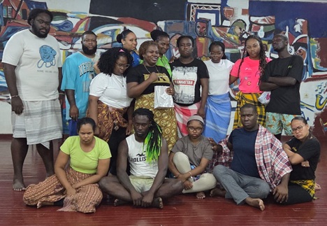 Groepsfoto met de trainer in de emotie "boos"