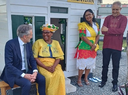 Premier Dick Schoof bezocht ook de miniatuurwoning die door SAO'ers is gebouwd. [Foto: VWA]