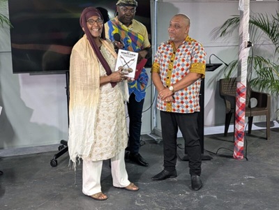 Het boek wordt door Siegmien Staphorst overhandigd aan Clifton Braam, onderdirecteur van het directoraat Cultuur. Braam vertegenwoordigde de minister van Onderwijs, Wetenschap en Cultuur