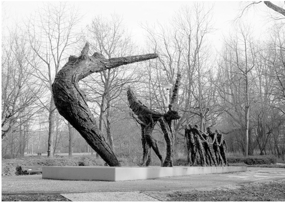 Het Slavernijmonument in het Oosterpark in Amsterdam is ontworpen door wijlen kunstenaar Erwin de Vries en onthuld op 1 juli 2002.-.
